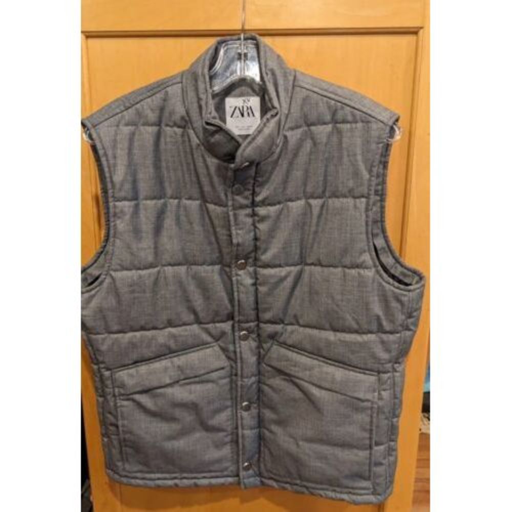 Zara Grey Puffer Vest | Size‎ Large women's zip up or buttons